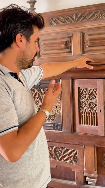 Este mueble que ven acá es muy especial para mí, porque fue uno de los trabajos, diría el más importante, realizado en las históricas Escuelas Tecnicas Raggio durante el cuarto año del secundario.

Se trata de una réplica de un monumento de estilo neogótico, realizada íntegramente en madera de cedro, trabajada a lo largo de todo un año de taller.

Guardo un recuerdo enorme de esa etapa: el compañerismo, el aprendizaje y el privilegio de haber tenido grandes maestros de la carpintería, el diseño y el oficio como Agostiri, Maffi, Casén, Carojero, Verdugo y Soto.

Personas que nos dejaron mucho más que conocimientos técnicos: nos enseñaron esfuerzo, perseverancia, creatividad y amor por el trabajo hecho con las manos.

Aguanten las escuelas técnicas.

Y aguante el Raggio.

#raggio #escuelastecnicas #artevillalba