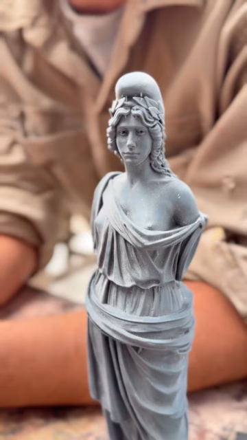 En este recorrido por las obras realizadas por nuestro taller, queremos mostrarles la réplica del monumento alegórico a la Madre Patria, también conocido como Monumento a la Libertad.

 La obra original se encuentra emplazada en la cima de la Pirámide de Mayo, en la ciudad de Buenos Aires, y fue realizada en 1856 por el escultor francés Joseph Dubourdieu

 La escultura representa a la Libertad con un gorro frigio, símbolo clásico de las revoluciones republicanas.

 Esta réplica, realizada por nuestro taller para la ciudad de Bella Vista – Provincia de Corrientes, fue inaugurada en 2025 como parte de un proceso de restauración histórica, luego de que la obra original emplazada en la ciudad fuera destruida tras un fuerte temporal.

 Gracias al esfuerzo y compromiso de sus vecinos, se logró recuperar este símbolo tan importante para la comunidad.

#artevillalba #libertad #bellavista #monumentohistórico